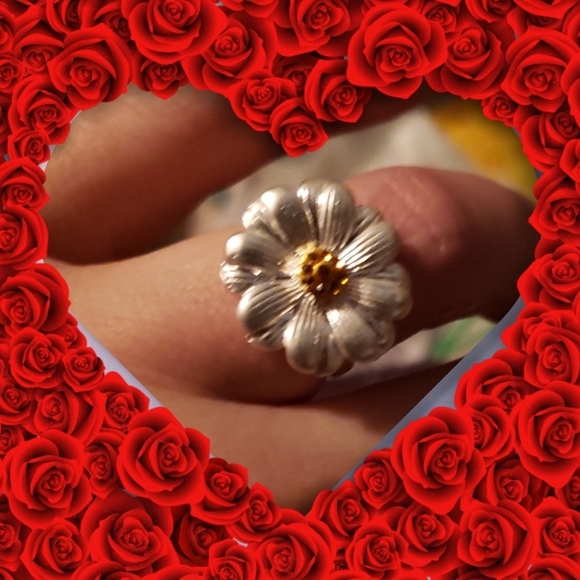 Sparkling Crystal Center Daisy Ring - Picture 6 of 11